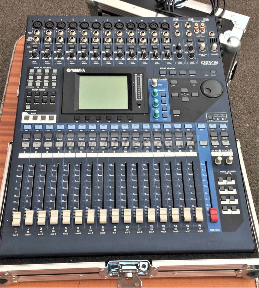 Yamaha O1V96 mixer in flightcase