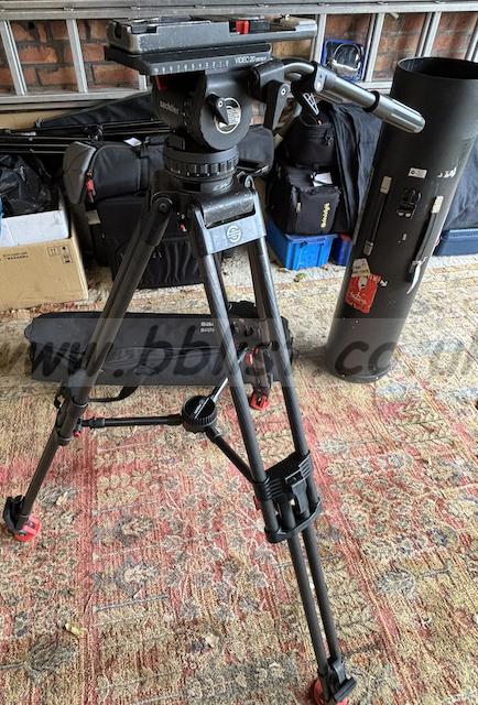 SACHTLER VIDEO 20 PLUS CARBON FIBRE TRIPOD. Included: Tripod Head, 2 x Pan bars, Tripod, Off-ground spreader, 3x rubber feet, carry case AND Tripod Tube